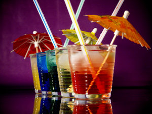 Cocktails_mit_Schirmchen_300